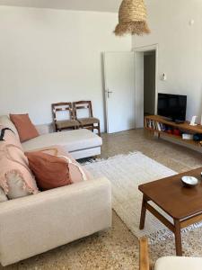 TV a/nebo společenská místnost v ubytování Villa S - Wonderful Holiday Home on the Beach
