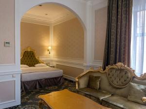 Posteľ alebo postele v izbe v ubytovaní Royal Grand Hotel