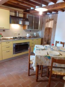 A kitchen or kitchenette at casa Dany