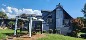 汉普顿Cozy Mobay的前面有凉棚的蓝色房子