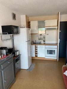 Kuchyňa alebo kuchynka v ubytovaní Location Vacances entre mer et montagnes
