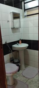 un bagno con lavandino, specchio e WC di Puxadinho do Sossego a Presidente Epitácio Altre 21 foto