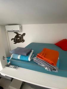 Un estante con toallas dobladas en la parte superior en STUDIO TIPUNCH, en Saint-François 89 fotos más