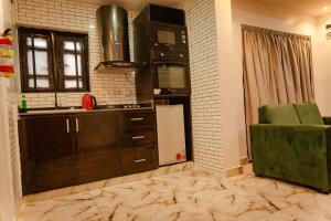 Η κουζίνα ή μικρή κουζίνα στο 1-Bed Flat - Lekki Phase 1 - Pool - Spa - Balcony