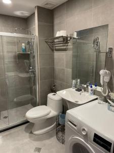 e bagno con servizi igienici, doccia e lavandino. di Crystal Resort a Bakuriani