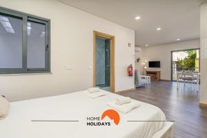 アルブフェイラにある#235 New City by Home Holidaysのベッドとリビングルームのある寝室 +47枚の写真
