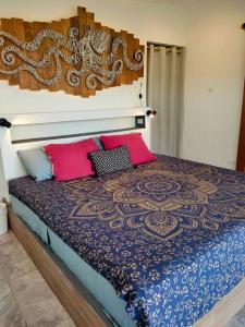 En eller flere senge i et værelse på CASA TROPICAL-3 bdrm w private pool Close to beach