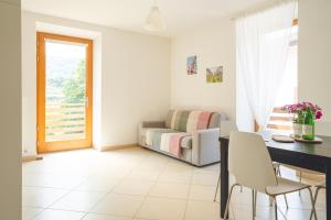 阿科Appartamenti Maso Giare的客厅里有一张沙发和一张桌子。