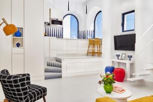 卡普里Bagattella81的带椅子和桌子的客厅