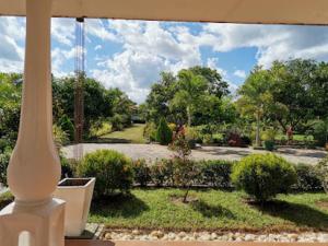 Blick auf den Garten aus dem Fenster in der Unterkunft Sunshine Holiday Resort -Sella Kataragama in Kataragama + 18 Fotos