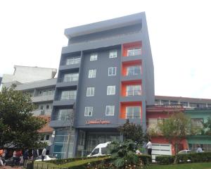 un edificio gris con ventanas rojas en una ciudad en Mision Express Xalapa Centro, en Xalapa