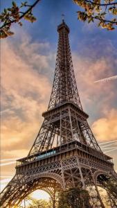 a view of the eiffel tower under a cloudy sky at Appartement confort avec balcon - Champigny in Champigny-sur-Marne