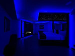 Imperial Suites, Adults Only的电视和/或娱乐中心