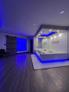 杰克逊Imperial Suites, Adults Only的大房间中间设有大浴缸