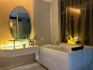 ein Badezimmer mit großem Waschbecken und Spiegel in der Unterkunft Private Cinema and Jacuzzi at Pertama Residency in Kuala Lumpur + 7 Fotos