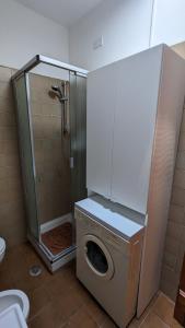 スティンティーノにあるCasa Rosmarinoのシャワーと洗濯機付きのバスルーム