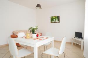 阿科Appartamenti Maso Giare的客厅配有白色的桌椅