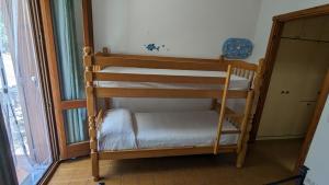 スティンティーノにあるCasa Rosmarinoの窓のある部屋に二段ベッドが2つある