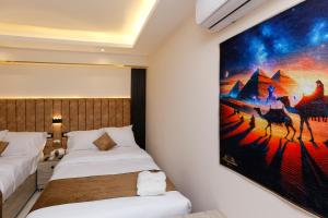 Postel nebo postele na pokoji v ubytování Horizon Pyramid View INN