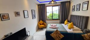 a bedroom with a bed and a couch and a window at Luxueux Appartement DOWNTOWN RABAT in Rabat