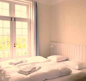 Postel nebo postele na pokoji v ubytování Brøndums Hotel