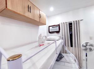 Postel nebo postele na pokoji v ubytování SNOW Studio Apartment - Near Clark International Airport