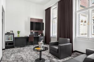 Televiisor ja/või meelelahutuskeskus majutusasutuses Nemzeti Hotel Budapest - MGallery Collection