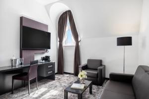 Televiisor ja/või meelelahutuskeskus majutusasutuses Nemzeti Hotel Budapest - MGallery Collection