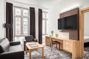 Televiisor ja/või meelelahutuskeskus majutusasutuses Nemzeti Hotel Budapest - MGallery Collection