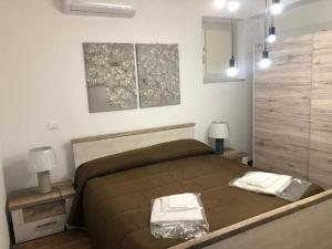Un dormitorio con una cama con dos toallas encima. en Taormina wonderful seaview, en Giardini Naxos