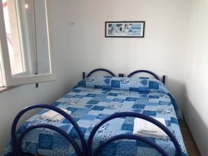 1 dormitorio con 1 cama con edredón azul en Taormina wonderful seaview, en Giardini Naxos 5 fotos más