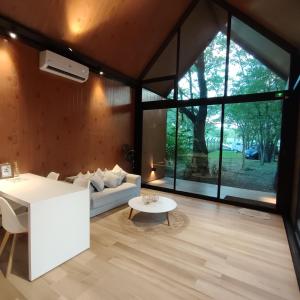 a living room with a white couch and a table at Tokai Surubi'i in Colonia Mariano Roque Alonso