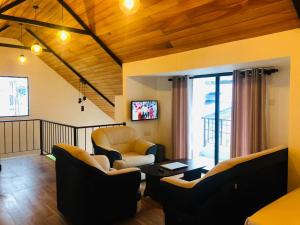a living room with two chairs and a table at R21 Nuwara Eliya in Nuwara Eliya
