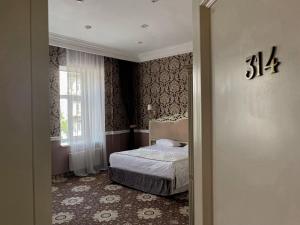 Posteľ alebo postele v izbe v ubytovaní Royal Grand Hotel