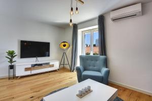 Un televizor și/sau centru de divertisment la 200 Meter zum Strand mit Salzwasserpool, Grill, Sonnenterrasse