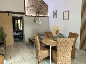Χώρος καθιστικού στο Parenthèse romantique avec spa privatif +6 φωτογραφίες