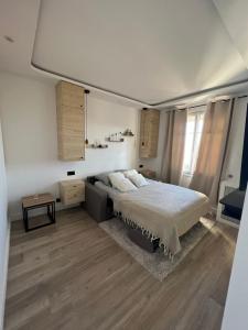 Un dormitorio con una cama grande y suelos de madera. en Charmant appartement Joinvillais, en Joinville-le-Pont