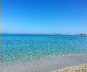 una gran masa de agua con una playa de arena en Chalet Seaview by AR Group Hotels, en Isola delle Femmine