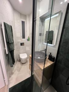 un baño con lavabo e inodoro en Charmant appartement Joinvillais, en Joinville-le-Pont 9 fotos más