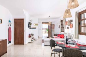 eine Küche und ein Wohnzimmer mit Tisch und Stühlen in der Unterkunft Lindos Ruby in Lindos