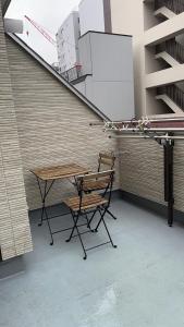 una mesa y una silla frente a un edificio en Miaoyi Asakusa, en Tokio