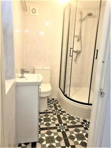 a bathroom with a shower and a toilet and a sink at Evo B - 1 Bedroom Flat 2 Min Walk to Station & Town Centre in Gravesend