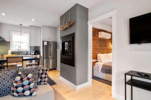 una cocina y una sala de estar con sofá y una habitación con cama en Modern, Private Patio, Walk to Town!, en Provincetown 26 fotos más