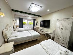 a hotel room with two beds and a television at HOTEL AVIACIOn in Manises