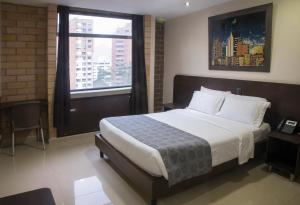Ένα ή περισσότερα κρεβάτια σε δωμάτιο στο Hotel Acqua Medellín
