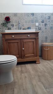 un bagno con lavandino e WC di Casa Da Alice a Duas Igrejas Altre 28 foto