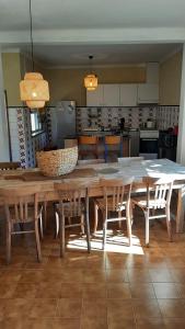 un grande tavolo in legno con sedie in cucina di Casa Da Alice a Duas Igrejas