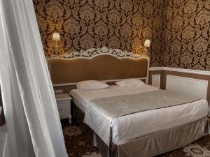 Posteľ alebo postele v izbe v ubytovaní Royal Grand Hotel