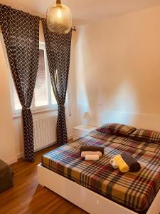 En eller flere senge i et værelse på Versilia Tonfano villetta + 36 billeder