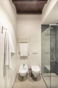 Łazienka w obiekcie Residenza Torre Vecchiarelli - apt 4